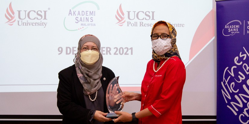 Special tokens were exchanged between UCSI University and the Academy of Sciences Malaysia (ASM).