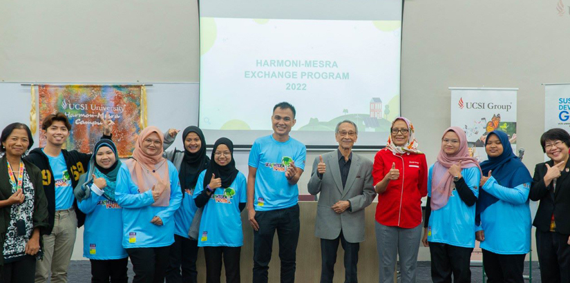 Dr Japareng Lalung, Coordinator RCE Penang, Universiti Sains Malaysia (7th from left) and students from USM at the Harmoni-Mesra Exchange Programme 2022.