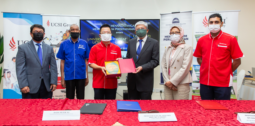 Dato' Peter Ng, UCSI Group, Founder and Executive Chairman, presented the momento to Professor Dato’ Dr Mohamed Ridza bin Wahiddin, Vice-Chancellor