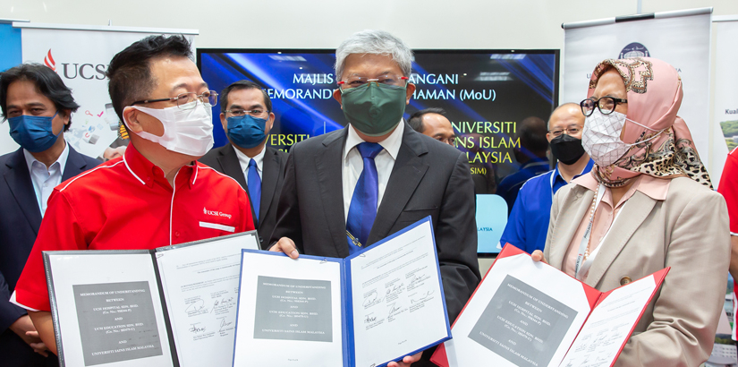 Exchange of MoU between Dato Peter Ng, UCSI Group, Founder and Executive Chairman; Professor Datuk Ir Ts Dr Siti Hamisah binti Tapsir, Vice-Chancell (1)