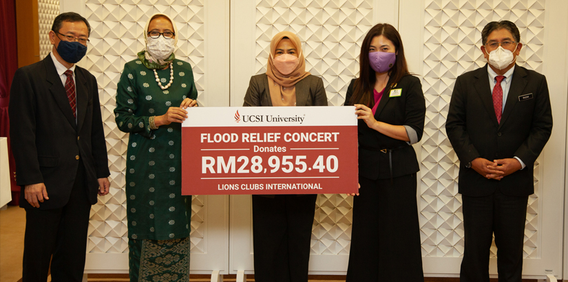 Professor Datuk Ir Ts Dr Siti Hamisah, Vice-Chancellor of UCSI University handing over the mock cheque to a representative of Lions Club KL and witnessed by Datuk Seri Dr Noraini Ahmad, Minister of Higher Education.