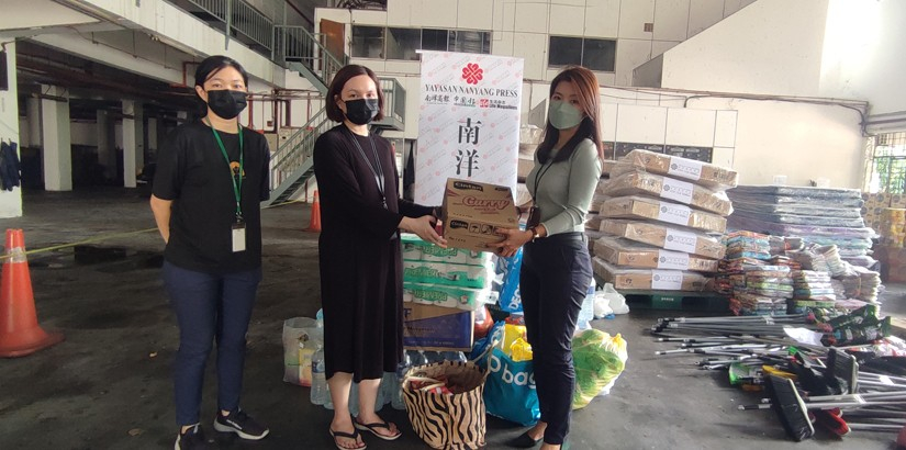 Flood relief items donated to Nanyang Siang Pau’s flood team