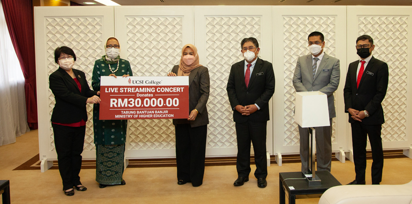 From left: Associate Professor Dr Mabel and Professor Datuk Ir Ts Dr Siti Hamisah are handing over the mock cheque worth RM30,000 to the representatives from Tabung Bantuan Banjir, Ministry of Higher Education. 