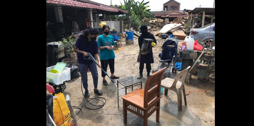 A total of 7 UCSI students and 3 staff cleaned houses in Taman Sri Muda and in Hulu Langat