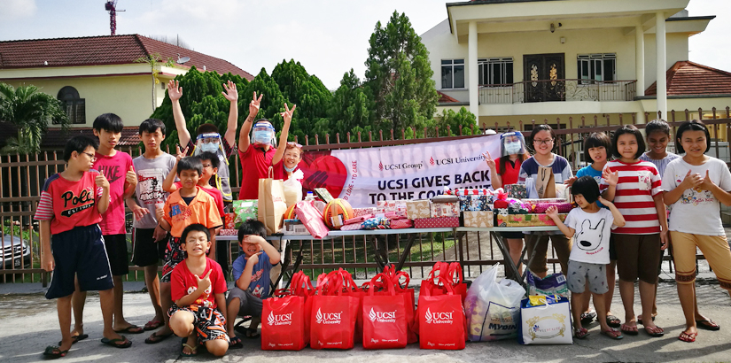 Happy faces of the kids upon receiving their gifts.