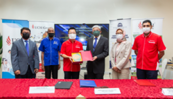 Dato' Peter Ng, UCSI Group, Founder and Executive Chairman, presented the momento to Professor Dato’ Dr Mohamed Ridza bin Wahiddin, Vice-Chancellor